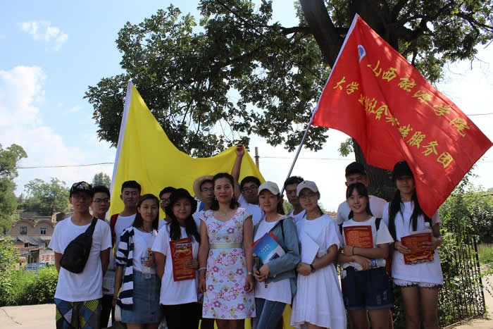 米乐在线暑期社会实践团在阳泉市北杨家庄村.JPG 米乐在线暑期社会实践团在阳泉市北杨家庄村.JPG